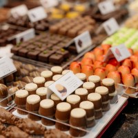 Cutie cu 9 praline belgiene asortate Coral Glow Heart, Valentino Chocolatier