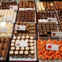 Cutie cu 9 praline belgiene asortate Golden Ember Heart, Valentino Chocolatier