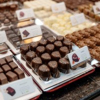 Cutie cu 9 praline belgiene asortate Golden Ember Heart, Valentino Chocolatier