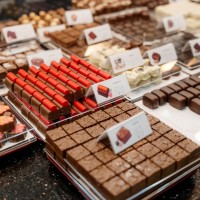 Cutie cu 9 praline belgiene asortate Golden Ember Heart, Valentino Chocolatier