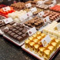 Cutie cu 9 praline belgiene asortate Golden Ember Heart, Valentino Chocolatier