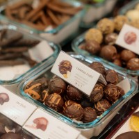 Cutie cu 9 praline belgiene asortate Wisteria Heart, Valentino Chocolatier