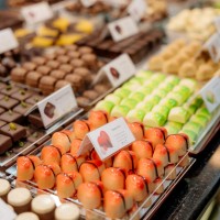 Cutie cu 9 praline belgiene asortate Wisteria Heart, Valentino Chocolatier